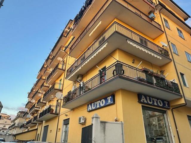 AMPIO TRILOCALE VIA PANDOSIA ZONA SANT'AGATA