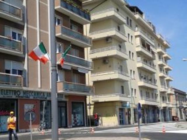 Ampio appartamento con ascensore in zona Via del Circuito