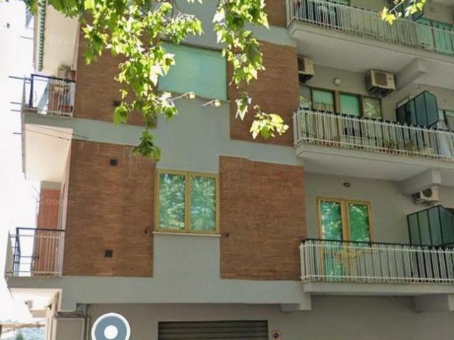 Ampio appartamento con tre balconi