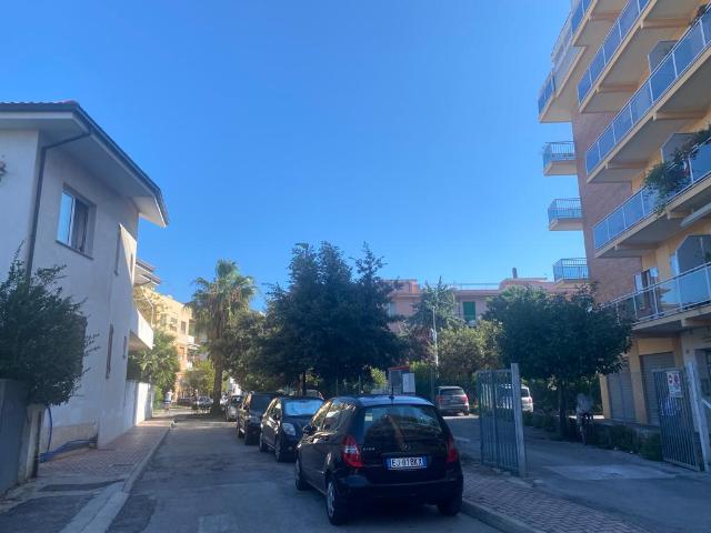 AMPIO APPARTAMENTO PESCARA CENTRO rif. PE A 1290 Italia Affitti