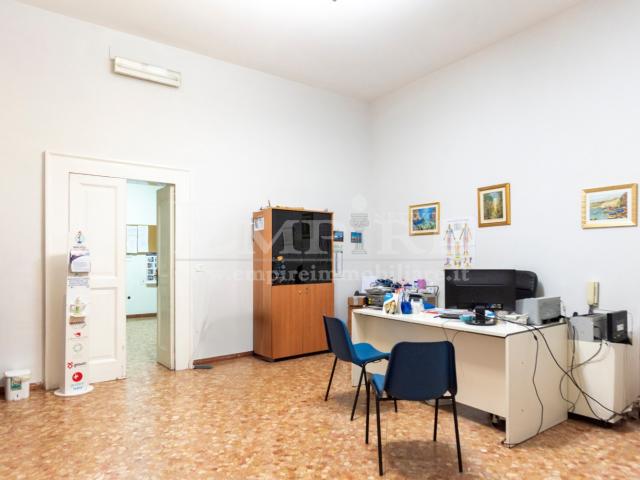 Ampio appartamento via Santa Teresa degli Scalzi