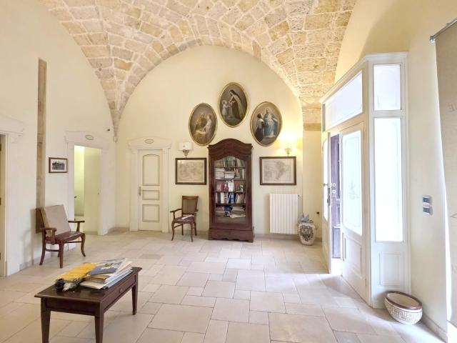 Ampio appartamento/studio con locali voltati e tre bagni in. 130m² Francavilla Fontana