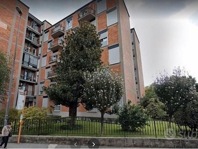 Ampio bilocale monza zona cederna