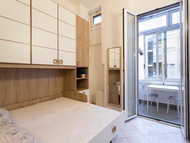 AMPIO E LUMINOSO MONOLOCALE CON VERANDA NAVIGLI
