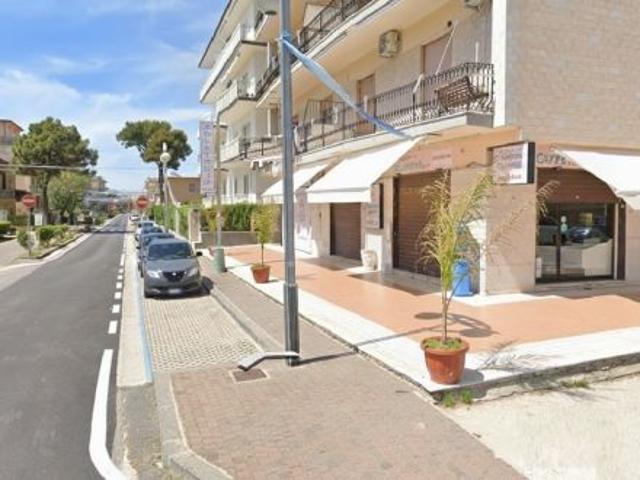 AMPIO LOCALE COMMERCIALE A POCHI PASSI DAL MARE MONDRAGONE RIF.F3235
