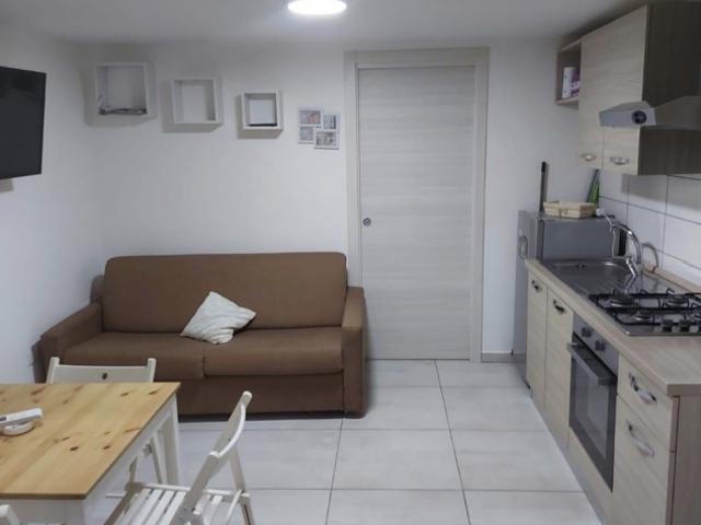 AMPIO MONOLOCALE ARREDATO:via MADAMA CRISTINA