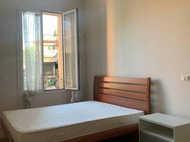 Ampio monolocale con separazione zona notte e giorno