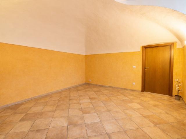 ampio monolocale d'arredare in centro paese