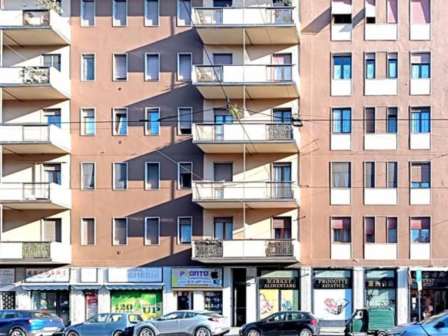 AMPIO MONOLOCALE ZONA ISOLA