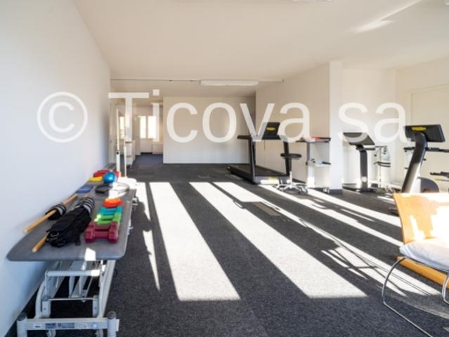 Ampio openspace, al 2° piano, con uffici annessi