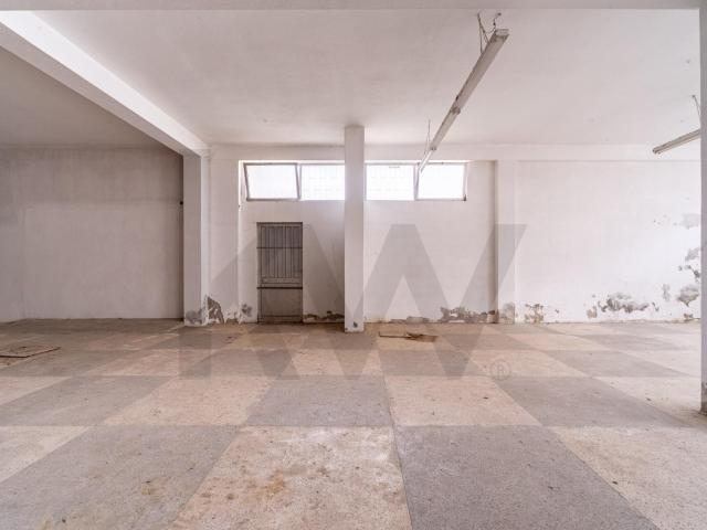 Ampla Loja com 297m² + Logradouro em Oliveira do Douro – Ideal para Comércio ou Serviços