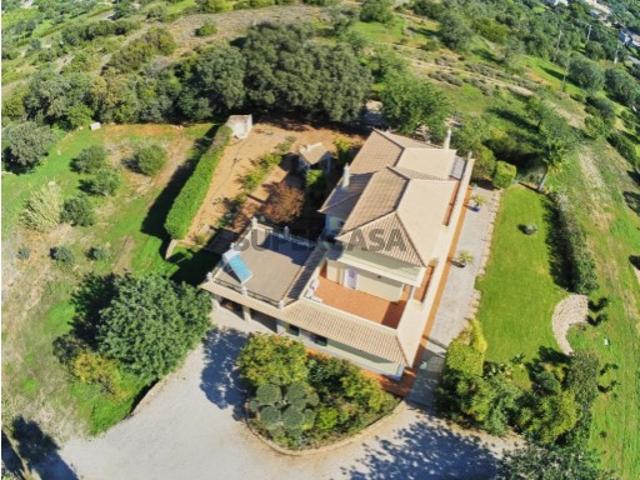 Ampla Moradia com 6 Quartos e Terreno Espaçoso Perto de Olhão e Fuseta