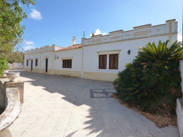 Ampla quinta com casa típica, localizada a 5 minutos do Amen. 640m² Alcantarilha e Pêra