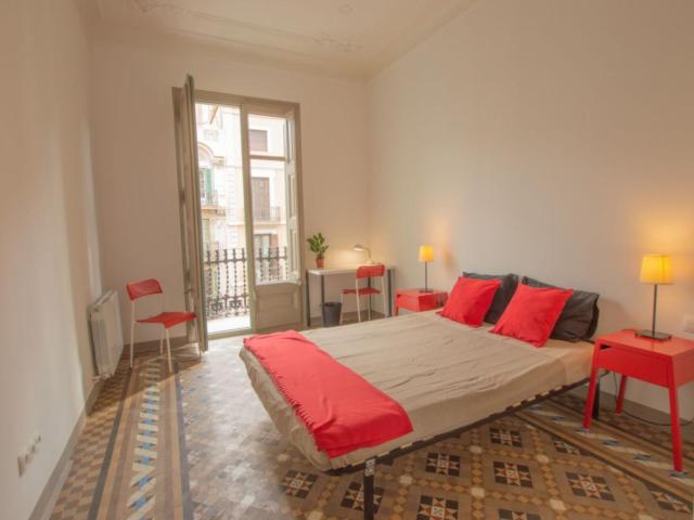 Ample and luminous double bedroom with a balcony, near the Passeig de Gràcia metro
