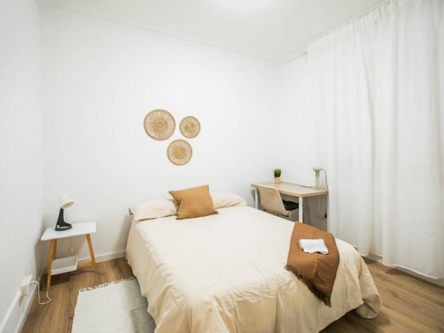 Ample double bedroom in Vila de Gràcia