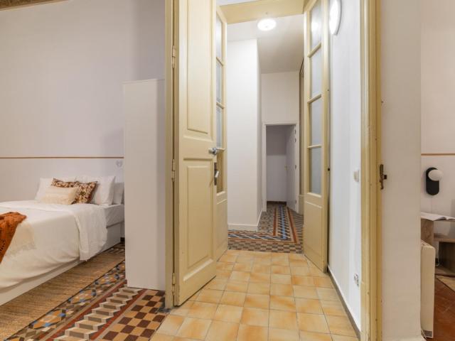 Ample double bedroom in historic Barri Gotic