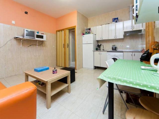Ample room in 5 bedroom apartment with desk, Chueca
