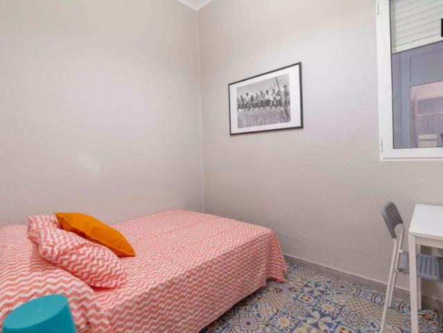 Ample room with desk in 6 bedroom apartment, Eixample