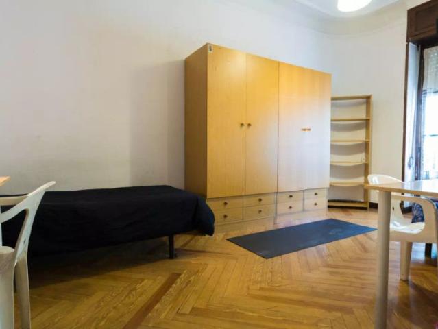 Ample room with shelving in shared apartment, Chamberí
