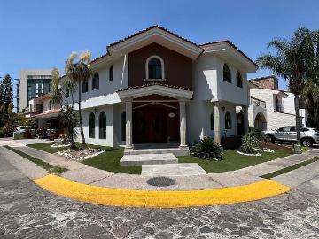 Ampli casa amueblada en RENTA coto privado en Jardines Universidad