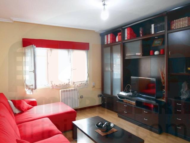 AMPLIO, CON 3 HABITACIONES, 2 BAÑOS, COCINA GRANDE, LAVADERO Y SALÓN