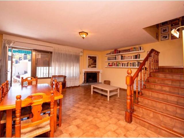 Amplio chalet adosado con gran potencial y a pocos minutos del Cercanías de Torrelodones