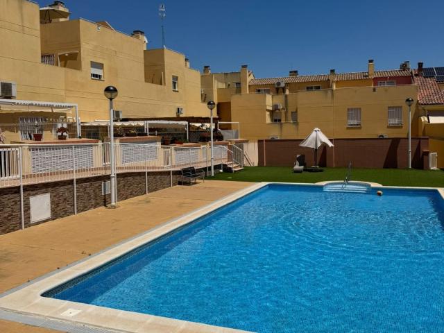 Amplio chalet adosado con terraza y piscina en Benimàmet