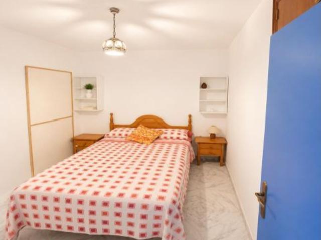 Amplio chalet adosado de 6 dormitorios con garaje y grandes patios a 3 km de la playa