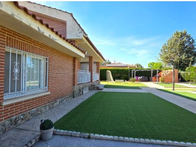 Amplio chalet con piscina y placas solares