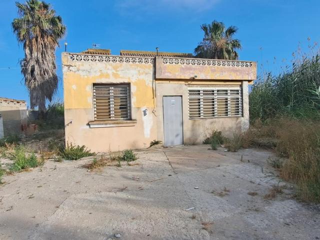 Amplio Chalet en La Marina a Reformar por €139,000