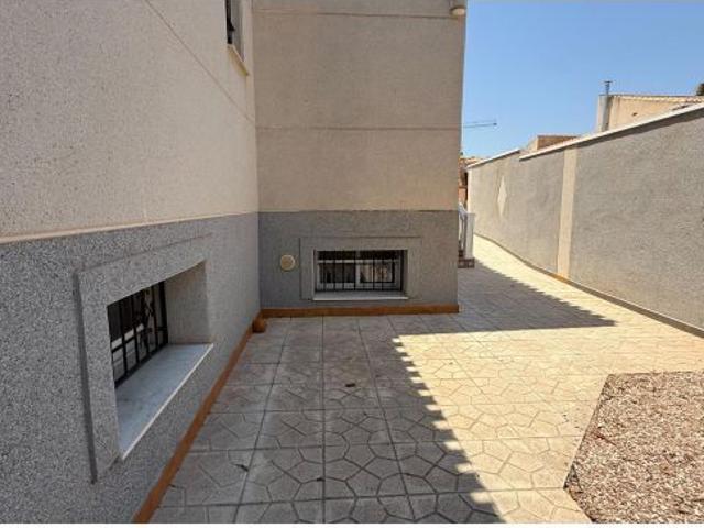 Amplio Chalet en Playa Flamenca: Espacio y Comodidad para tu Familia