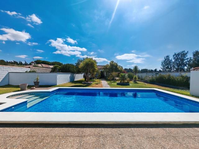 Amplio chalet independiente con parcela segregada de 1.000 m2 — espacio, privacidad y calidad de vida