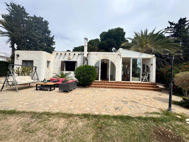 Amplio chalet independiente en Cabo Roig a solo 50 metros del mar