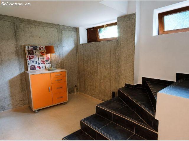 ¡AMPLIO CHALET PAREADO EN ESQUINA CON JARDÍN, TERRAZA Y GARAJE A UN PASO DE PUENTE VIESGO!