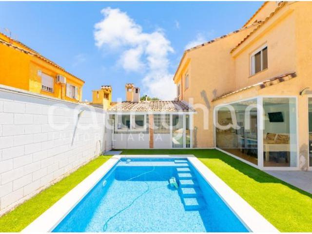 ? Amplio adosado con piscina privada en la exclusiva zona de Maravisa