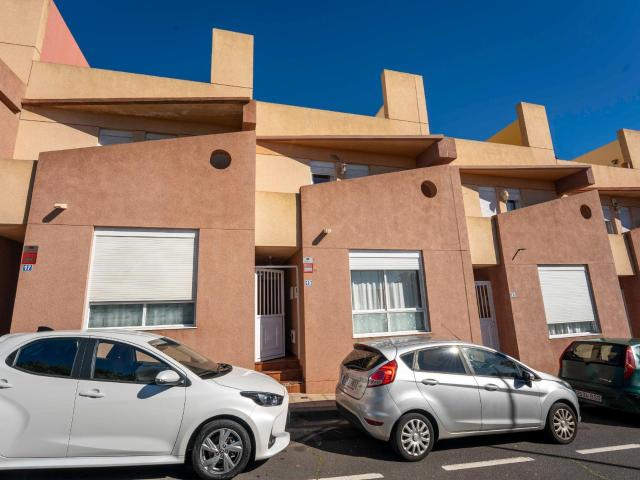 Amplio adosado de 204 m2 con vistas despejadas a parque, garaje para 2 coches y amplias terrazas