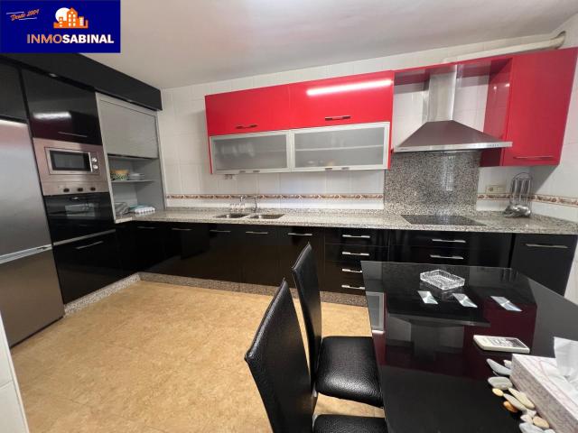Amplio Adosado en Roquetas de Mar con Terraza y Excelentes Servicios