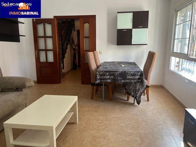 Amplio Adosado en Roquetas de Mar con Terraza y Excelentes Servicios