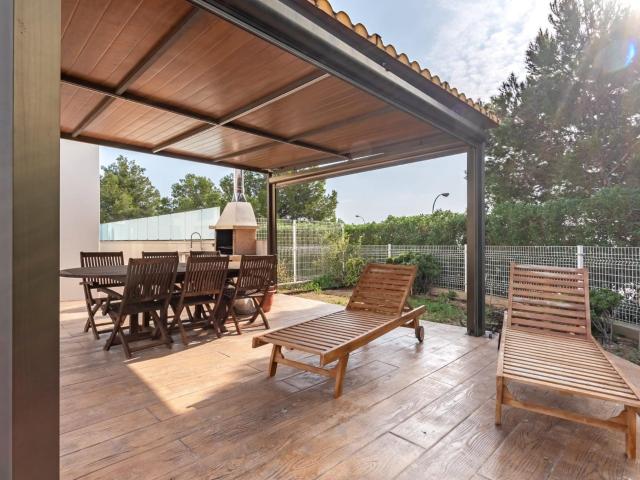 ESPECTACULAR ADOSADA ESQUINERA CON 6 HABITACIONES, LICENCIA TURÍSTICA, JARDÍN PRIVADO Y PISCINA EN L'AMPOLLA