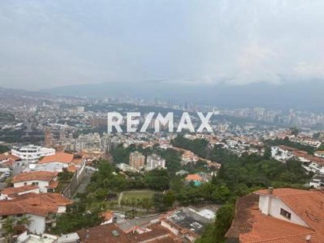 Amplio apto con piscina en Colinas de Sta Monica con vista a El Avila