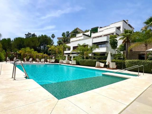 Amplio Apartamento con Jardín y Gran Terraza en la Prestigiosa Zona de Nagüeles, Marbella