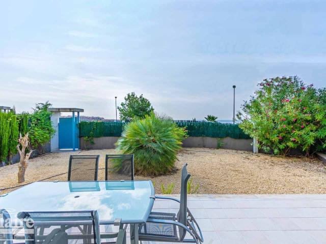 Amplio apartamento con parcela independiente y vistas al mar en venta en Mascarat, Altea