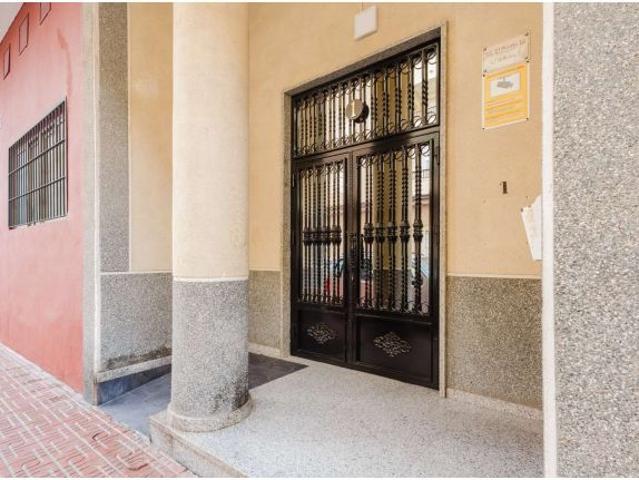 AMPLIO APARTAMENTO CON TERRAZA A 600M DEL MAR EN TORREVIEJA – 3 DORMITORIOS, LISTO PARA ENTRAR A VIV