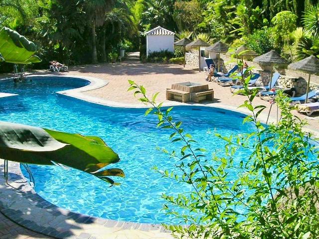 AMPLIO APARTAMENTO CON TERRAZA EN URBANIZACIÓN PRIVADA EN LA RESERVA DE MARBELLA
