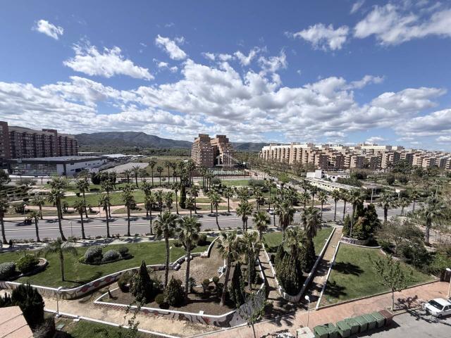 Amplio apartamento con terraza y parking en Magic World