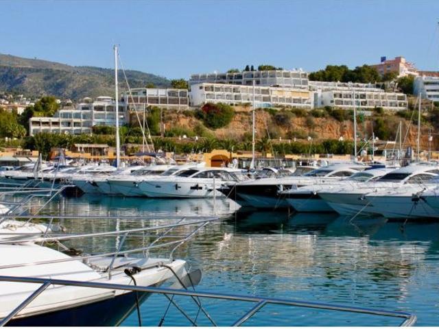 Amplio apartamento con vistas al mar en una ubicación privilegiada con vistas al puerto deportivo de