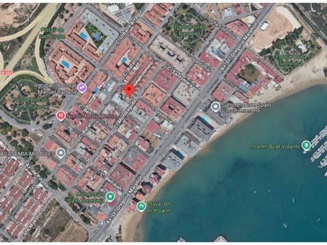AMPLIO APARTAMENTO A 250 M DE LA PLAYA CON TERRAZA Y 3 DORMITORIOS EN TORREVIEJA