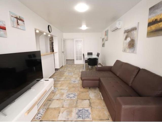 Amplio apartamento de 3 dormitorios y 3 baños con 3 terrazas, garaje y piscina comunitaria – Calle