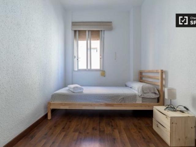 Amplio apartamento de 3 dormitorios con balcón en alquiler cerca de la playa en Poblats Marítims
