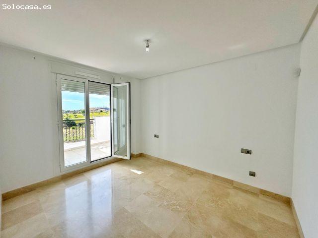 Amplio apartamento de 3 dormitorios con vistas panorámicas al golf y al mar en Los Arqueros, Benahav